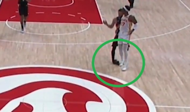 一场伤俩！布克右脚踝严重扭伤 被队友搀扶回了更衣室！